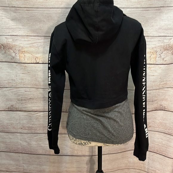 Guinness Cropped Sweatshirt Hoodie with Faux Shirt Underneath Size Large Beer - Picture 6 of 10
